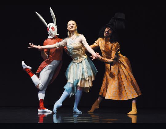 Alice im Wunderland - Modernes Ballett von Stéphen Delattre nach dem Roman von Lewis Caroll - Delattre Dance Company