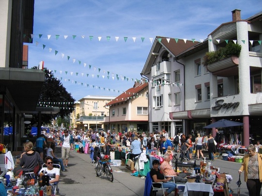 Großer Straßenflohmarkt